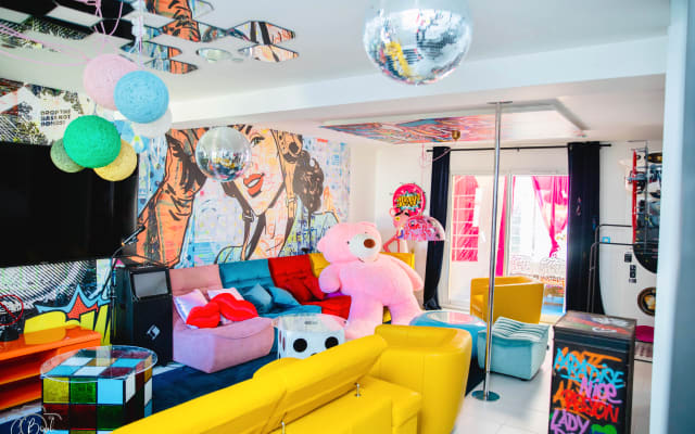 Villa Pop & Proud: Kunst, Stil und Feminine Freiheit