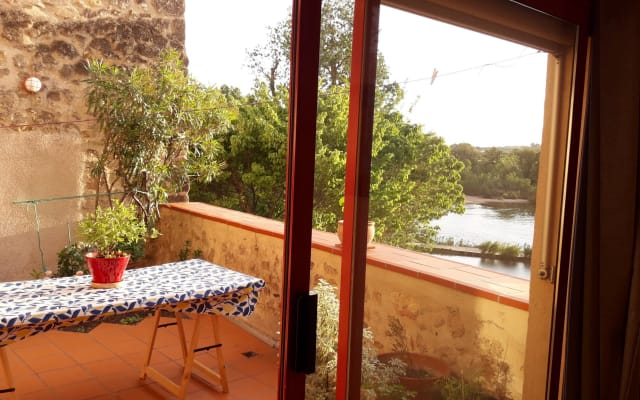 Camera in una casa sulle rive dell'Hérault con accesso a una terrazza
