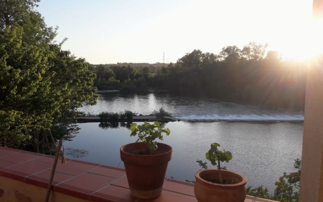 Camera in una casa sulle rive dell'Hérault con accesso a una terrazza