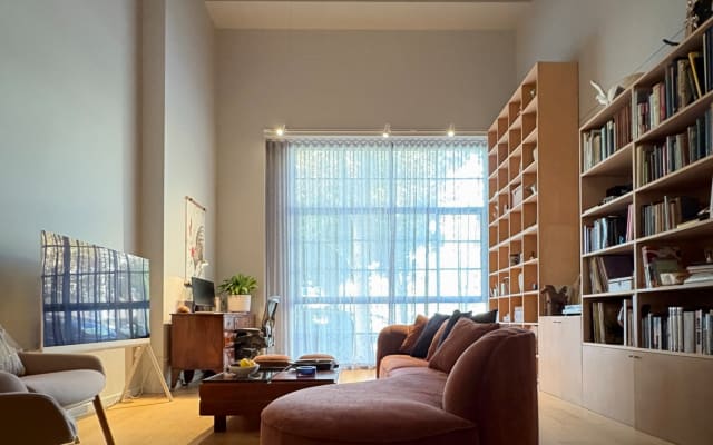 Annonce de Neil sur misterb&b - Sitting Room & Library