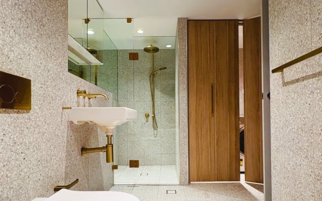 Annonce de Neil sur misterb&b - Master Ensuite with Shower & Laundry 