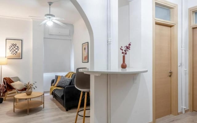 Este encantador apartamento com 2 quartos está situado no coração de...
