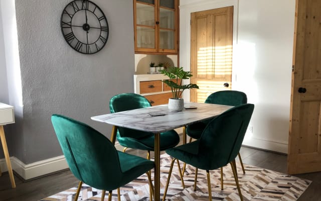 Bijou home near city centre - your perfect break from home!