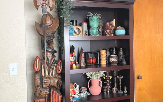 Tiki Oasis Room - downtown/gay bars/theme parks
