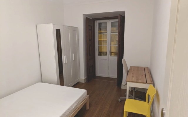 Chambre centrale ensoleillée dans un appartement partagé