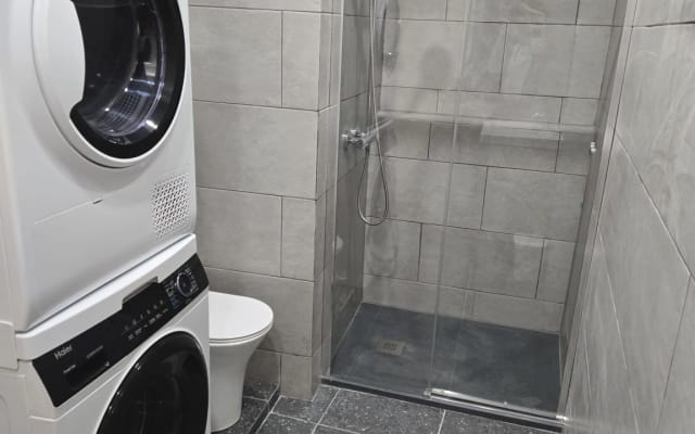 Chambre centrale ensoleillée dans un appartement partagé