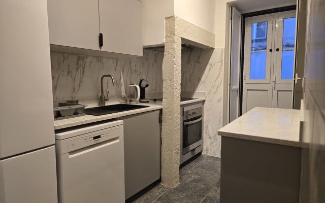 Chambre centrale ensoleillée dans un appartement partagé