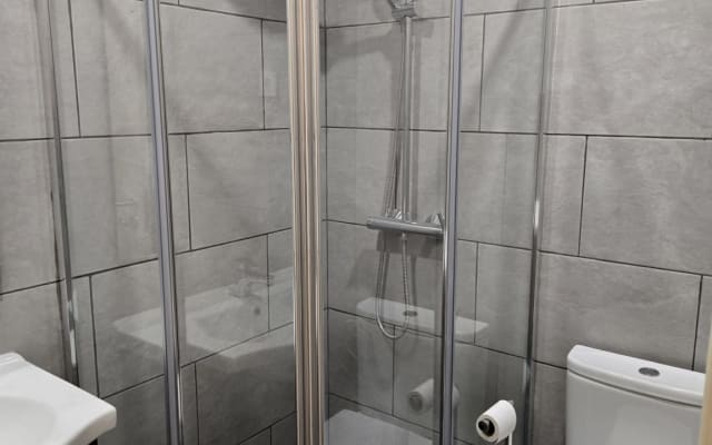 Lucas Inserat auf misterb&b - Small bathroom with walk in shower