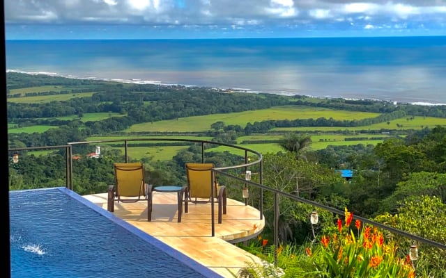 Villa tropical con vistas al mar y a la montaña