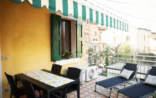 Appartement en citronnier pour 2 personnes. Confort et style au coeur...