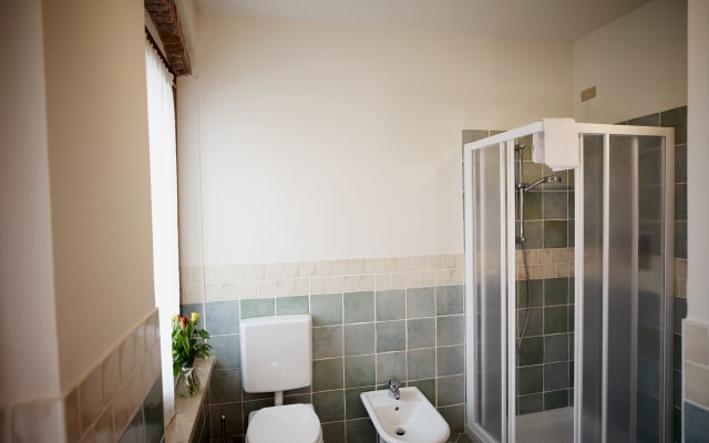 Annonce de FRANCESCA sur misterb&b - WC finestrato con doccia e bidet.