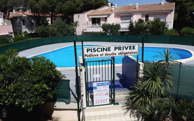 Naturiste à côté au cap Dagde, terrasse, piscine