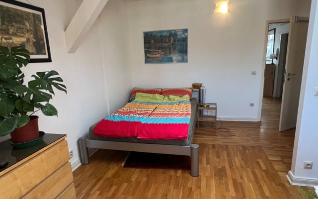 Ruhiges Zimmer, 20 m2 in einem hellen Dachgeschoß zentral in Kreuzberg