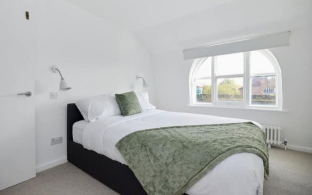 Beautiful Room South of the River next to local gay bars with AirCon