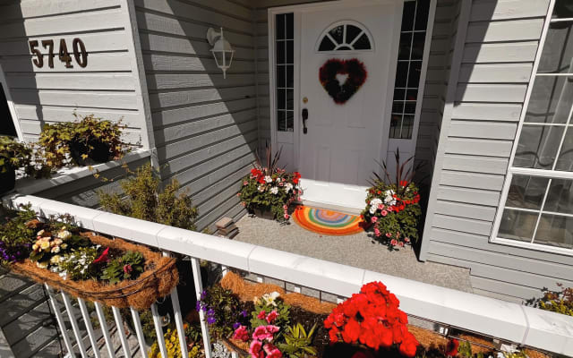 Paul's listing on misterb&b - Our colourful and festive front entrance