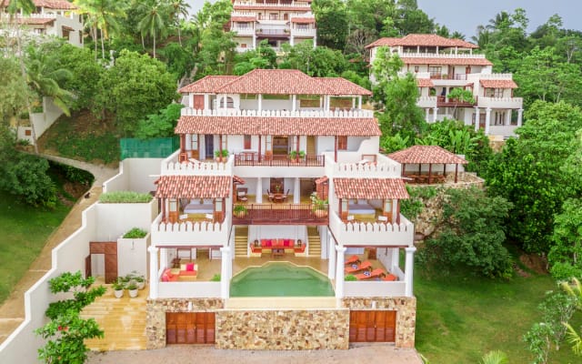 Villa de bord de mer avec piscine à débordement et vue sur la mer...
