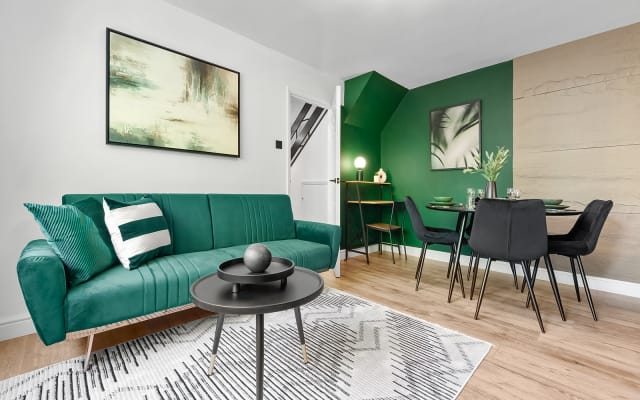 2BR Flat Luton Sleeps 6 | Airport Access & Parking
