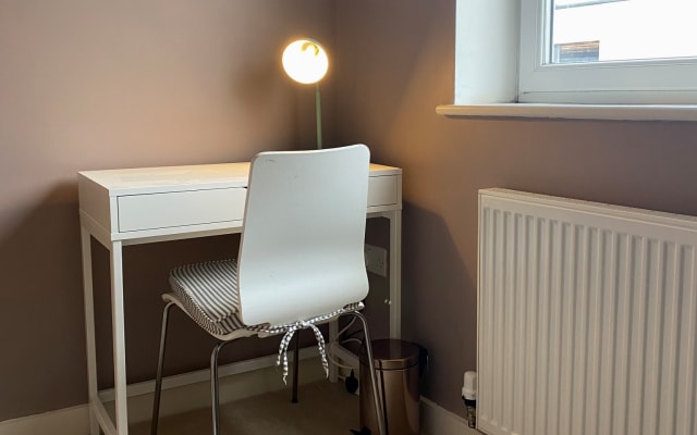 Modern single room in clothing optional flat with free breakfast