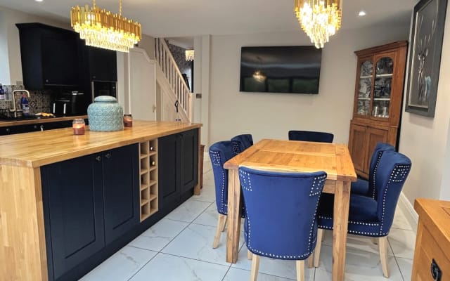 Double Room in Luxury Home with Hot Tub