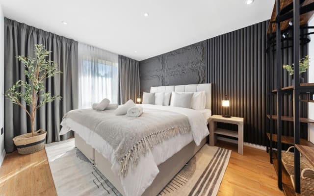 2BR Sleeps 5 | Workspace | Free Wifi & Parking