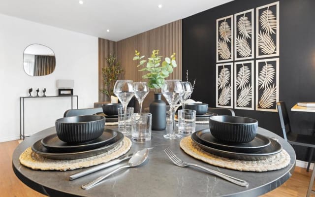 2BR Sleeps 5 | Workspace | Free Wifi & Parking