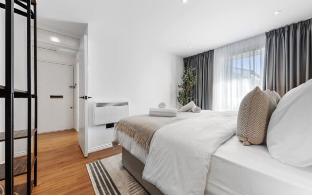 2BR Sleeps 5 | Workspace | Free Wifi & Parking - Picture 14