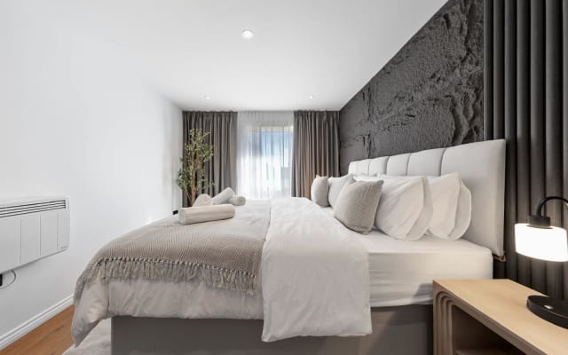 2BR Sleeps 5 | Workspace | Free Wifi & Parking - Picture 17