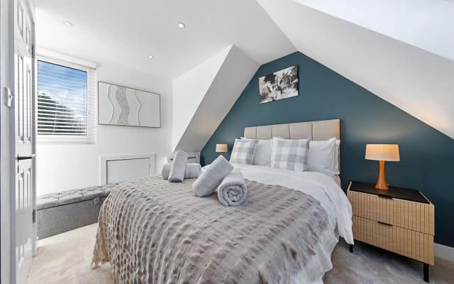 AC Family Home 4BR Sleeps 8 Garden Wifi & Parking