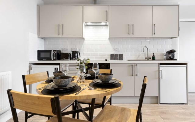 AC 1BR Stay Sleeps 5 Tube Access Free Parking Wifi