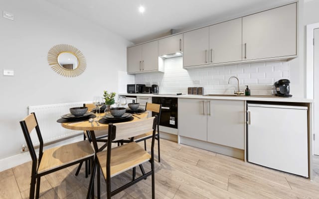 AC 1BR Stay Sleeps 5 Tube Access Free Parking Wifi