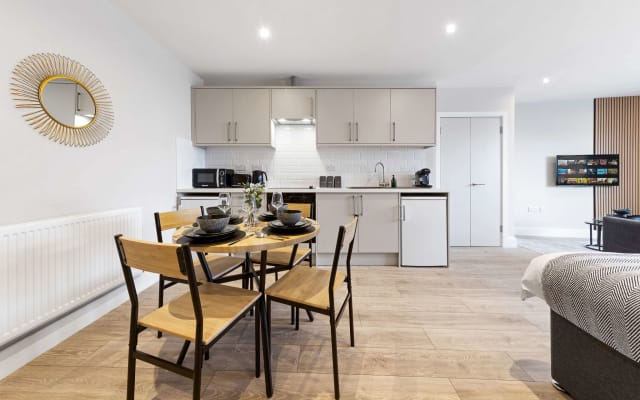AC 1BR Stay Sleeps 5 Tube Access Free Parking Wifi