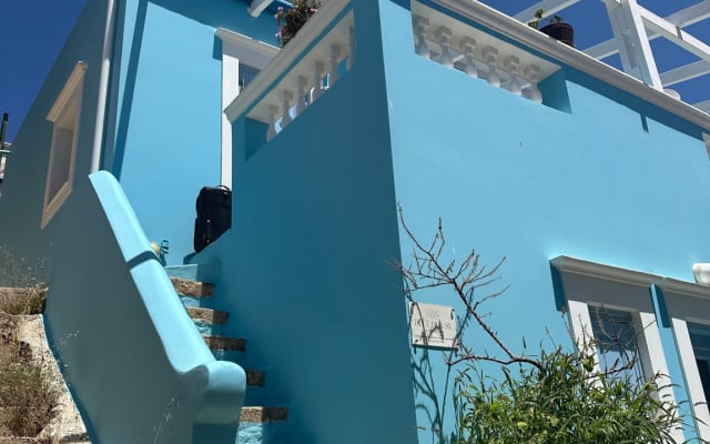Piccola casa greca tradizionale con vista sul mare
