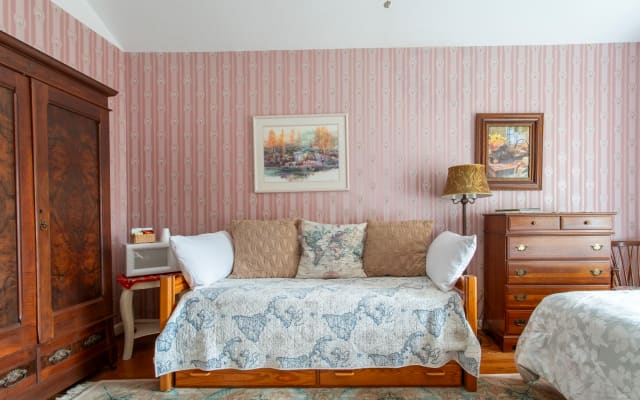 Peaceful Getaway-private master suite, pool, pond