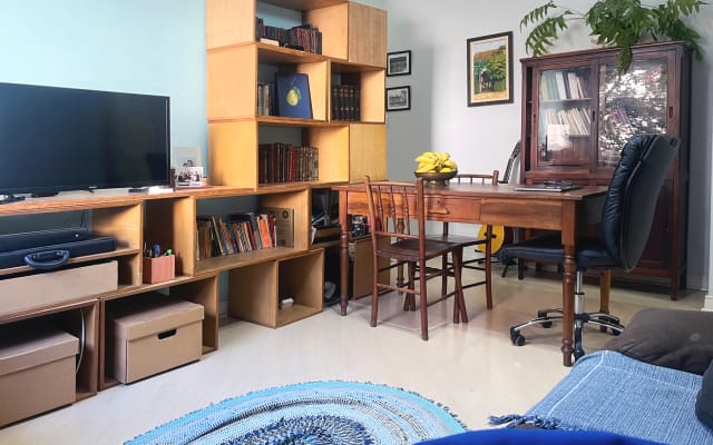 Douglas Sá's listing on misterb&b - Área de TV, estante modular.