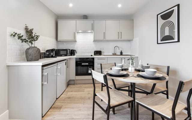 Moderne 1BR Fast Central Access AC 2 Betten für 4 Personen.