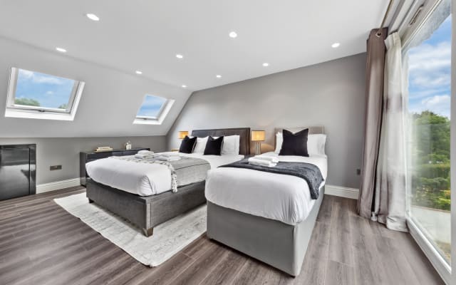 Golf Course 2 min 5BR Sleeps 11 Free Wifi Parking.