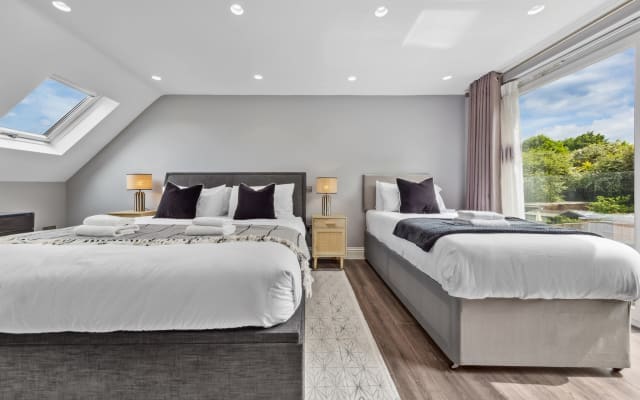 Golf Course 2 min 5BR Sleeps 11 Free Wifi Parking.
