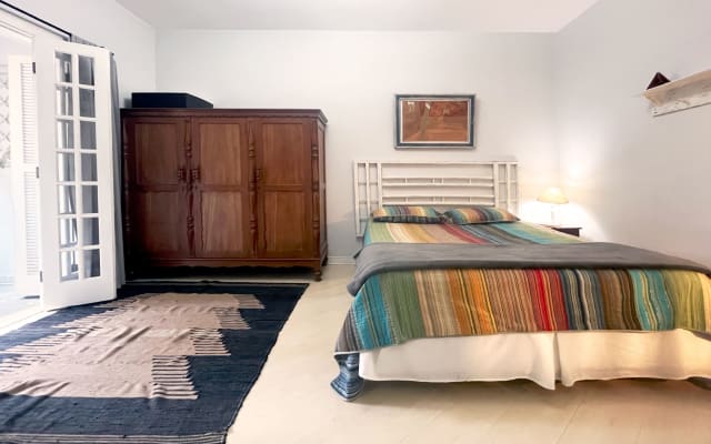 Douglas Sá's listing on misterb&b - Espaço acolhedor com armário amplo para guardar seus looks para a noite paulistana.