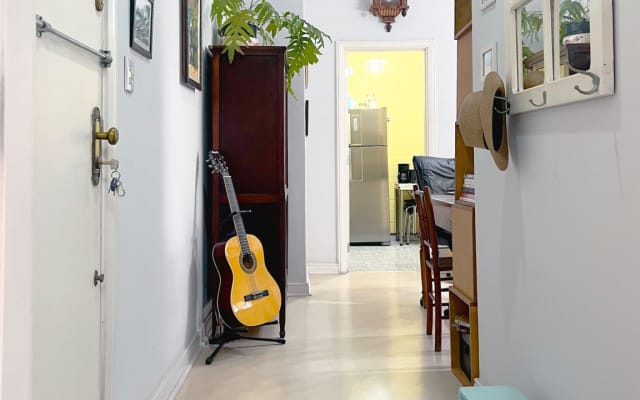 Douglas Sá's listing on misterb&b - Entrada acolhedora com violão disponível para compor sua própria trilha sonora em SP.