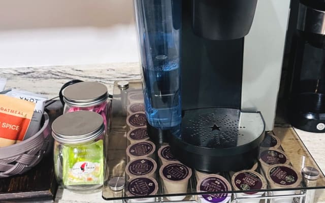 Tony's listing on misterb&b - Keurig coffee maker, hot tea and instant oatmeal