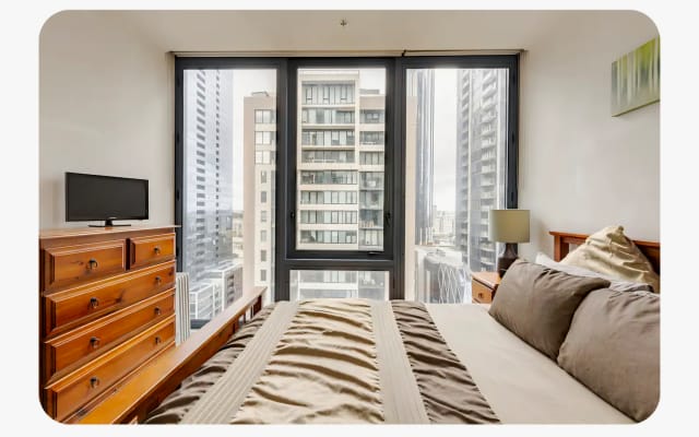 Nudist / Clothing Optional Guest Room in Gorgeous Southbank Apartment - Picture 2