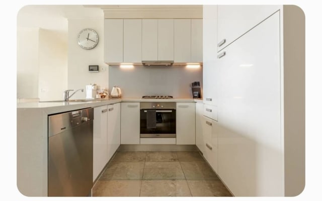 Nudist / Clothing Optional Guest Room in Gorgeous Southbank Apartment - Picture 8