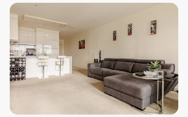 Nudist / Clothing Optional Guest Room in Gorgeous Southbank Apartment - Picture 10