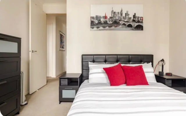 Nudist / Clothing Optional Guest Room in Gorgeous Southbank Apartment - Picture 2