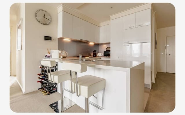 Nudist / Clothing Optional Guest Room in Gorgeous Southbank Apartment - Picture 12