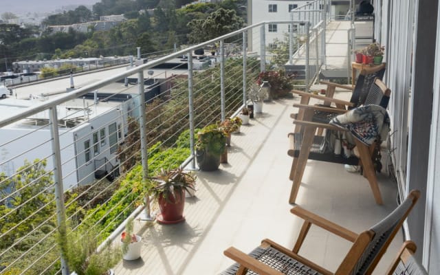 Sunny condo in at the top of Twin Peaks