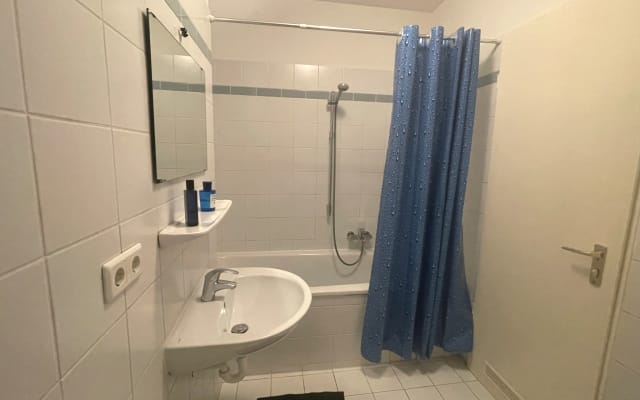 Sehr zentral gelegene große Wohnung. Nähe S-Bahnhof Schöneberg und U4.