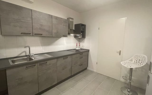 Sehr zentral gelegene große Wohnung. Nähe S-Bahnhof Schöneberg und U4.