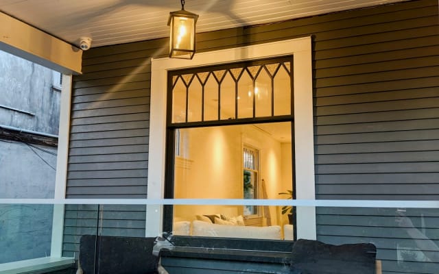 David's listing on misterb&b - Sunny front veranda with armchairs