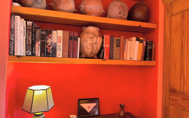 Doppelzimmer mit Doppelbett und Blick auf den Innenhof und den Garten